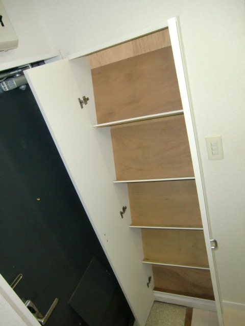収納　下駄箱付き玄関※別室参考写真