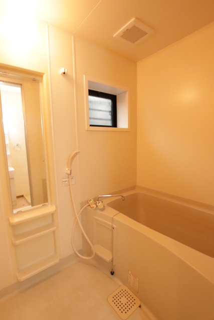 バス・シャワールーム　浴室鏡、小窓付いてます♪