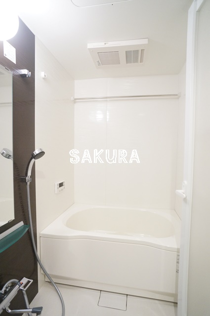 バス・シャワールーム　嬉しい追い焚き・浴室乾燥機付きです♪