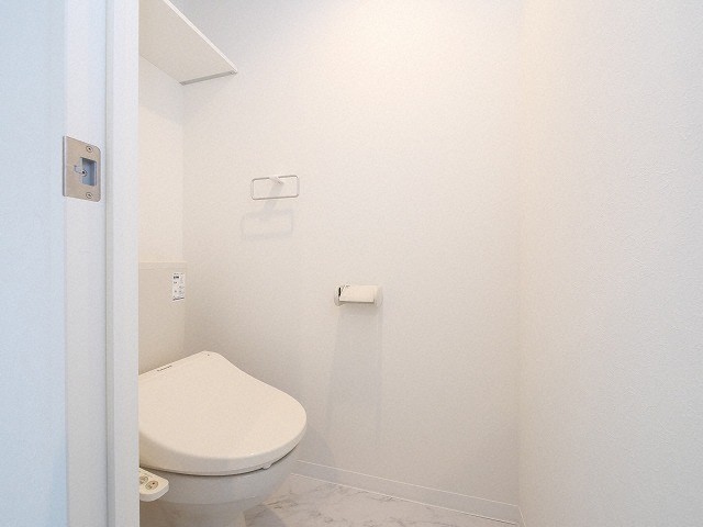 トイレ　落ち着いた色調のトイレです