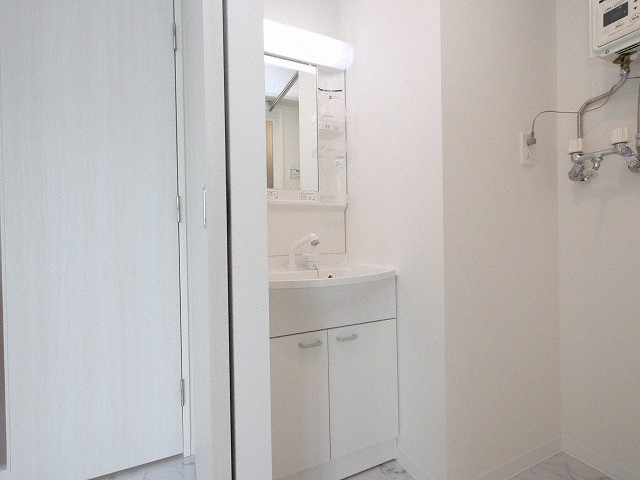 洗面設備　ゆったりとスペースのある洗面所