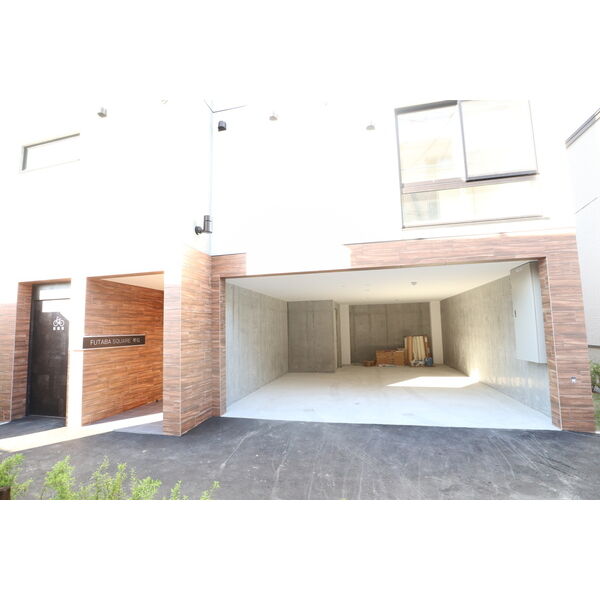 駐車場　駐車場があるので、車を買う予定の方も安心です