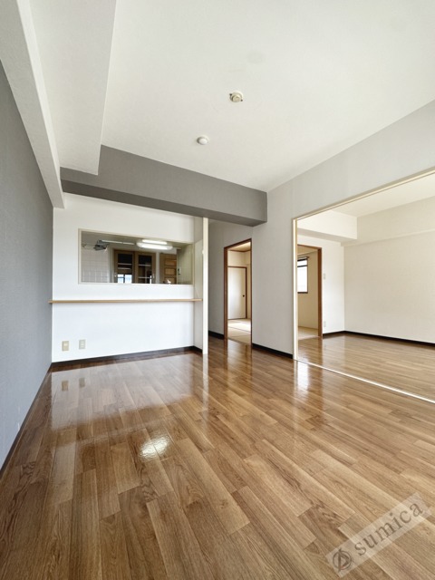 居室・リビング　アクセントクロスがオシャレを演出♪