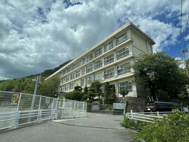 中学校　城山中学校（中学校）まで1703m