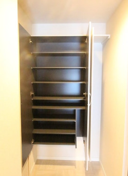 玄関　※別部屋の参考写真です。