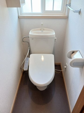 トイレ　落ち着いた色調のトイレです