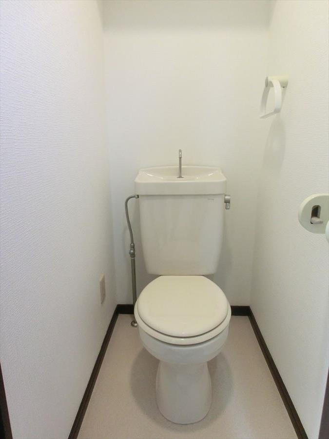 トイレ　同じ間取りの別部屋の写真です。