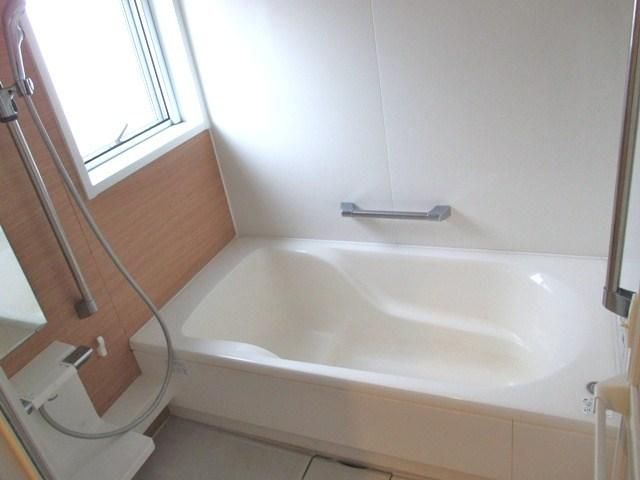 バス・シャワールーム　★シャワー、鏡、窓付き★