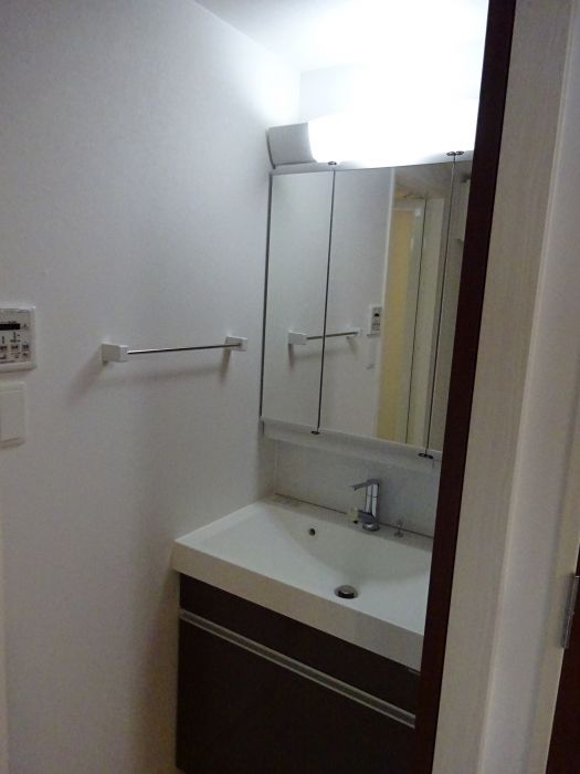 洗面設備　独立洗面台、小物を置くことができて便利です