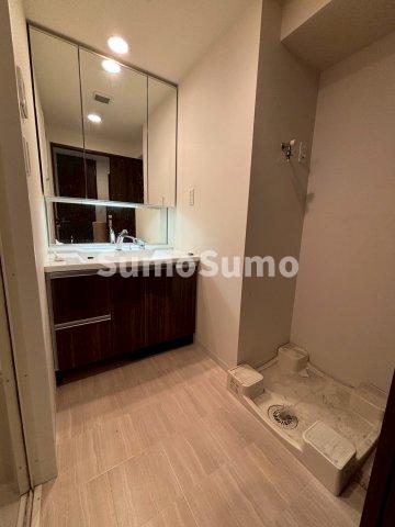 洗面設備　ゆったりとスペースのある洗面所