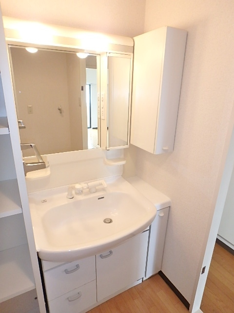 洗面設備　朝の支度も楽な洗髪洗面化粧台