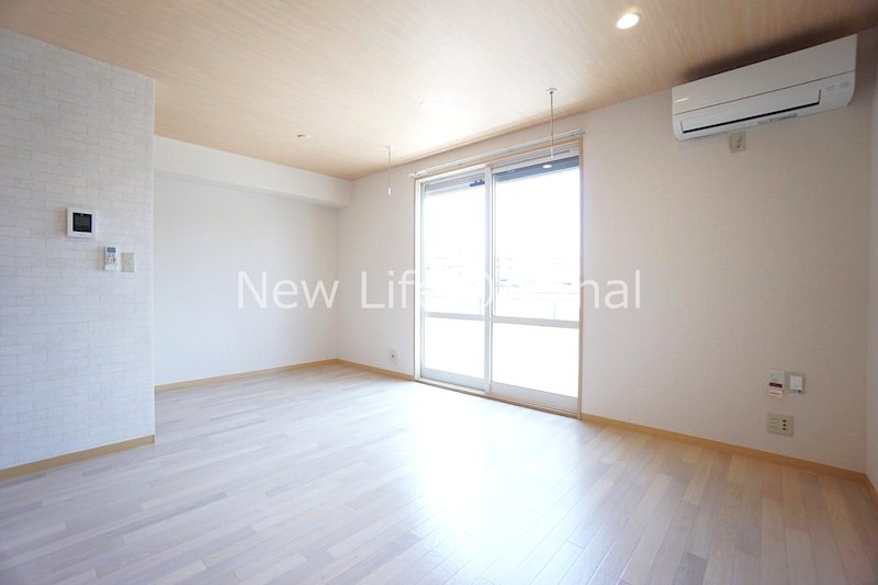 居室・リビング　広々とした12.3帖のリビングです☆