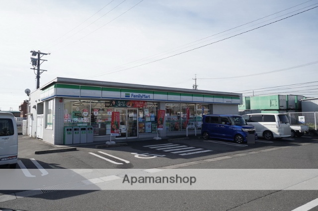 コンビニ　ファミリーマート（コンビニ）まで271m