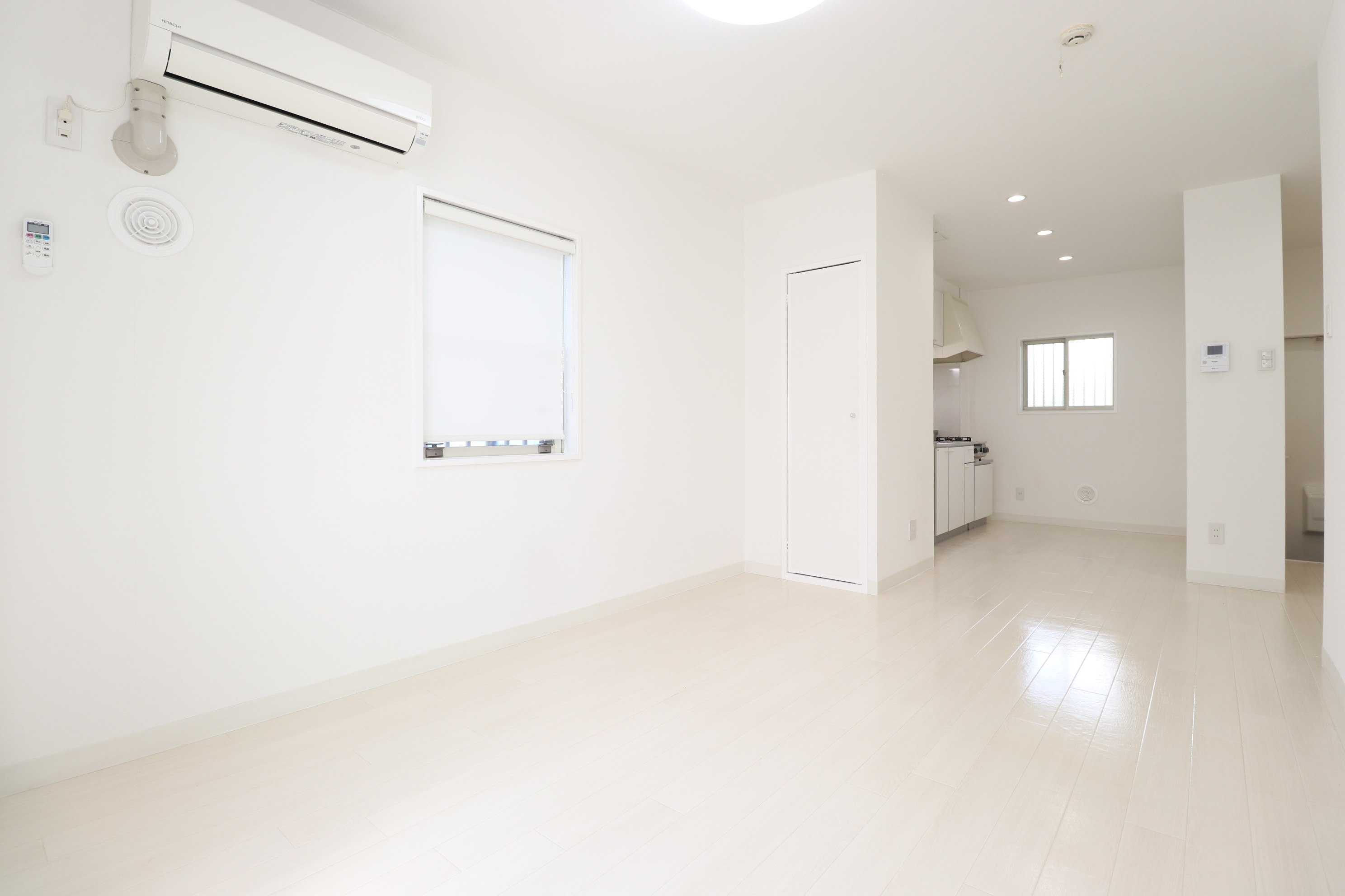 居室・リビング　白を基調とした広々快適なリビング♪