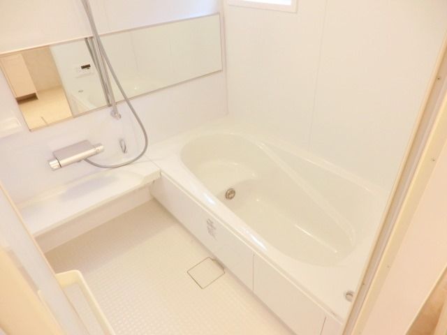 バス・シャワールーム　ゆったりとした一坪の浴室は魅力的です。