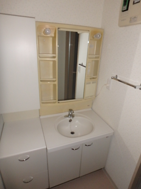 洗面設備　広々洗面台で朝の身支度も捗りますね。