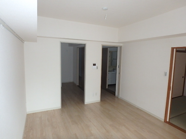 居室・リビング　しっかりリフォームされた綺麗な室内。