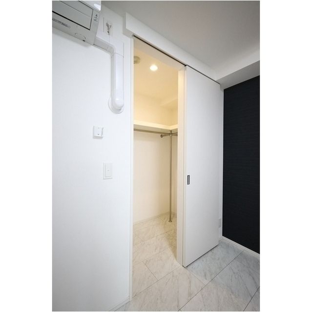 収納　同タイプ別号室のお写真です。シーリングライトはございません。