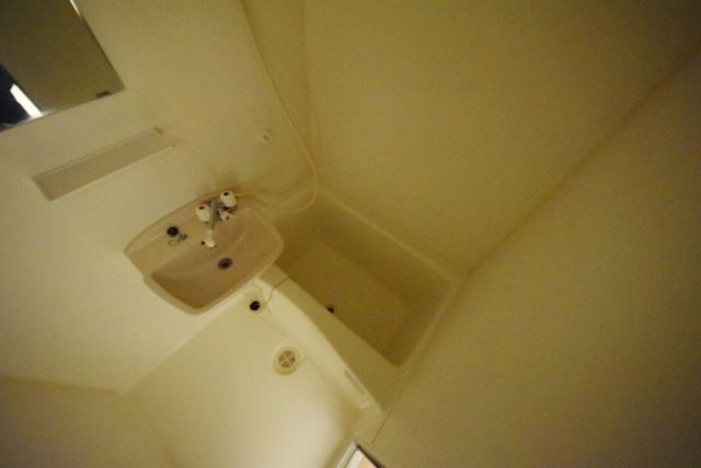 バス・シャワールーム　白基調のバスルームです