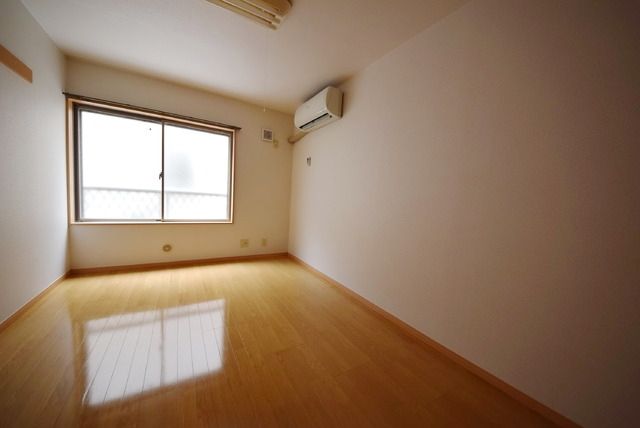 居室・リビング　出窓で明るい洋室です