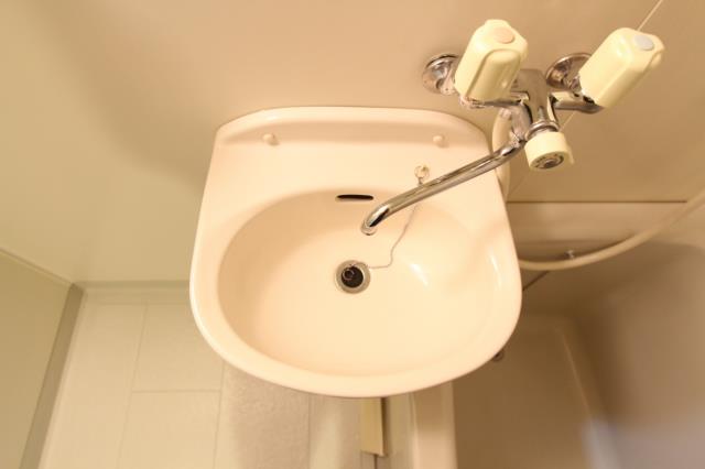 洗面設備　棚がありますよ。