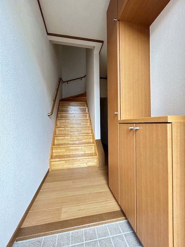 玄関　当物件の参考写真です。(同建物の部屋)