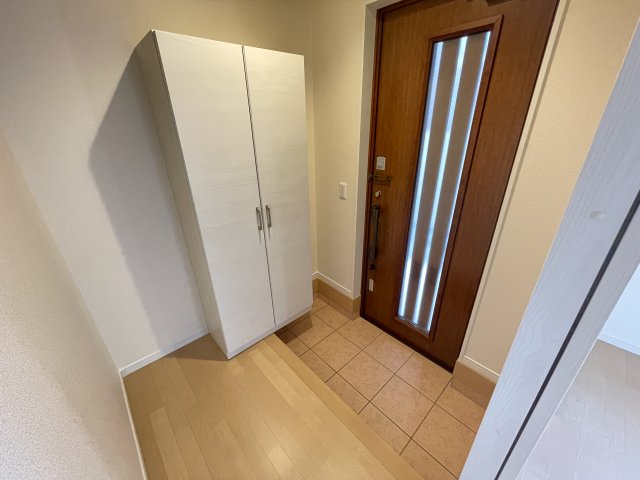 玄関　写真はイメージです。色仕様は現況優先になります。