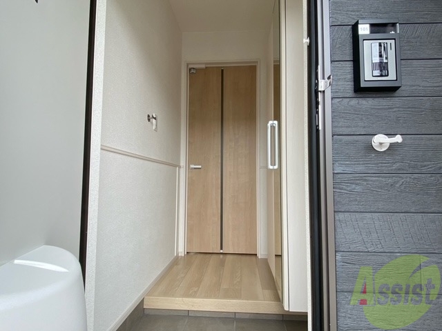 玄関　玄関を入るとまずはシューズボックスがお迎え、正面が居室です