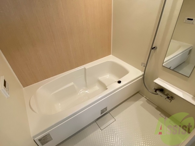 バス・シャワールーム　バスルームはこちら、追い焚きと大きめのバスタブもポイント