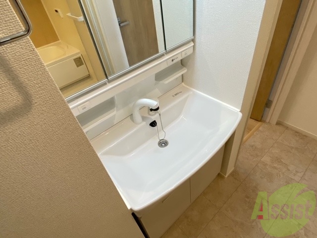 洗面設備　毎日の身だしなみはこちらで、洗面化粧台です