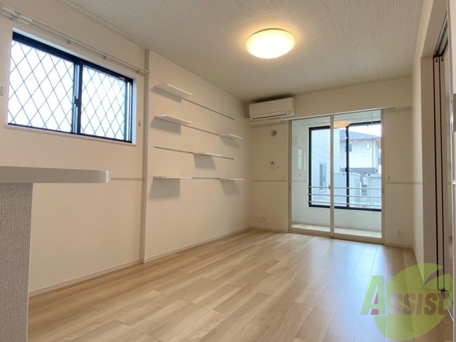 居室・リビング　リビングはこちら、サンルームがポイントのお部屋