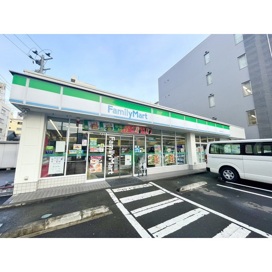 コンビニ　ファミリーマート青葉春日町店（コンビニ）まで217m
