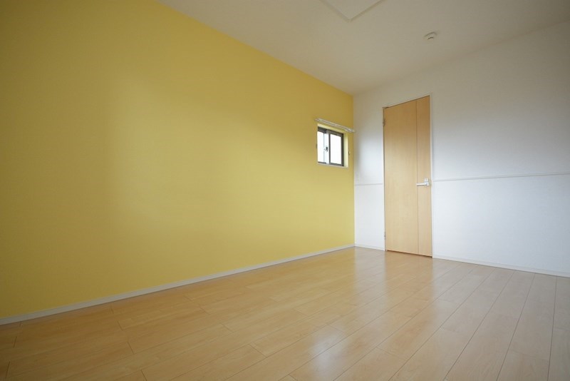 その他部屋・スペース　明るい壁紙で元気が出てきます♪