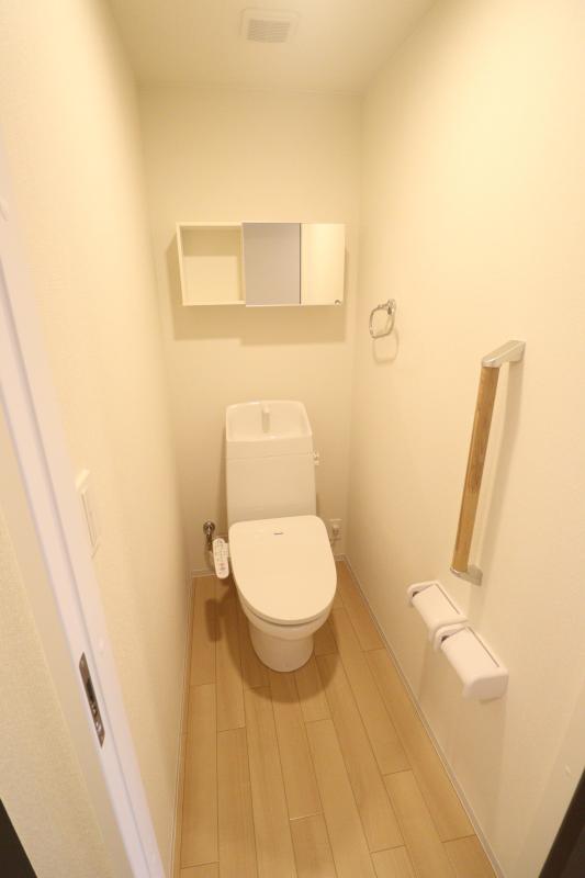 トイレ　温水洗浄便座付きトイレ　上部に収納あり