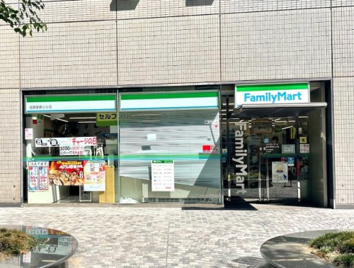 コンビニ　ファミリーマート 近鉄堂島ビル店（コンビニ）まで74m