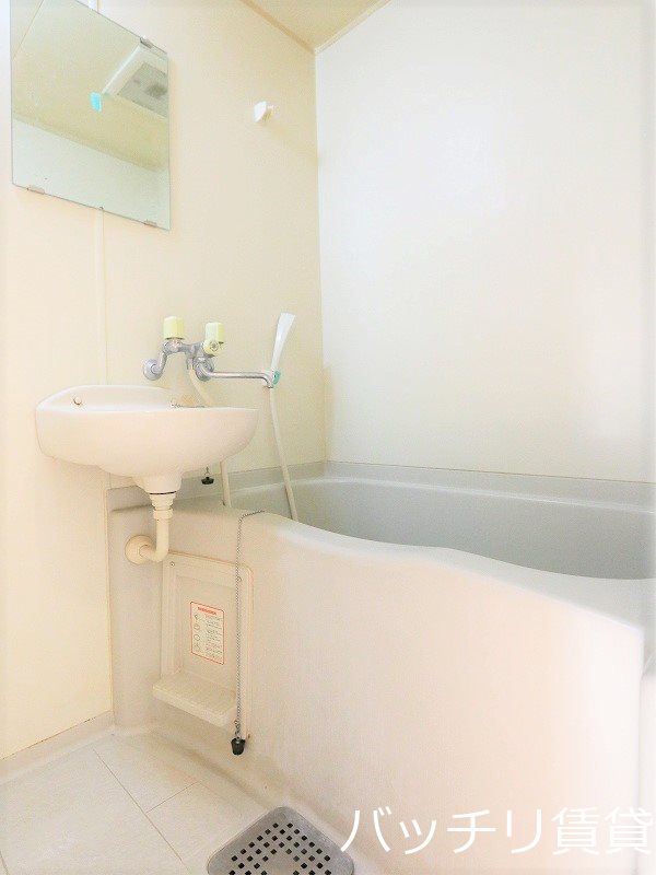 バス・シャワールーム　別号室タイプの為、現状を優先致します。