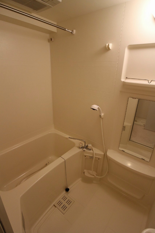 バス・シャワールーム　別室の写真参照。