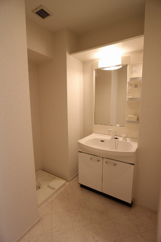 洗面設備　別室の写真参照。