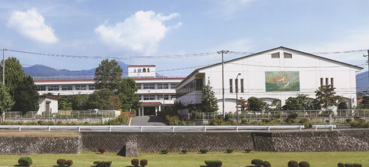 中学校　秦野市立本町中学校（中学校）まで438m