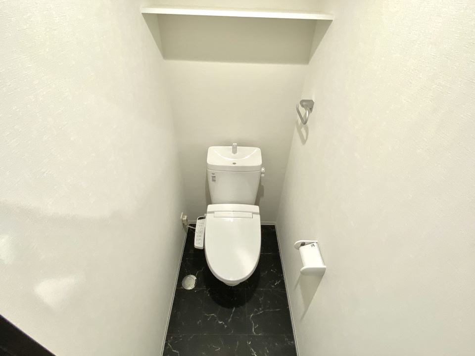 トイレ　閉鎖感のない広さのトイレ．棚も便利です