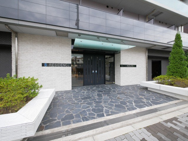 エントランス　落ち着いたエントランスです