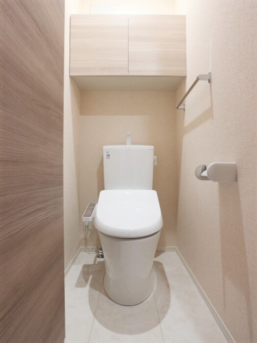トイレ　落ち着いた色調のトイレです