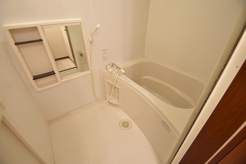 バス・シャワールーム　綺麗な浴室でゆっくりおくつろぎいただけます。