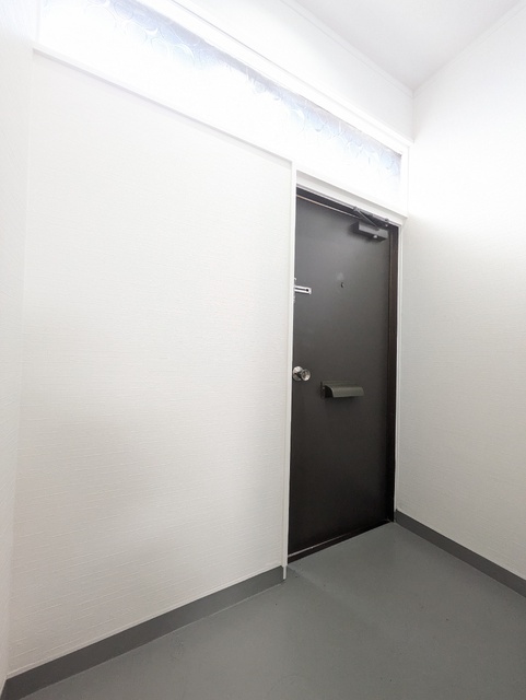 玄関　※別の居室の参考写真となります。
