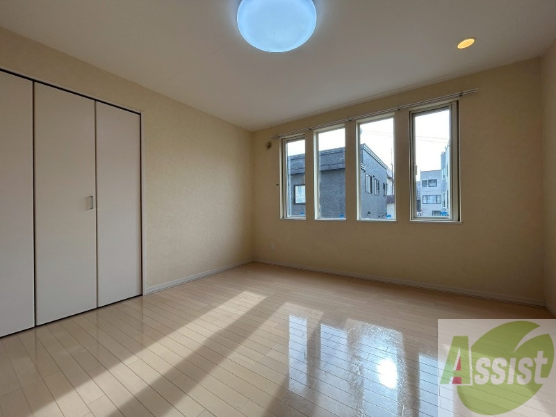 その他部屋・スペース　寝室はこちらです。光が差し込む、温かみのあるお部屋です