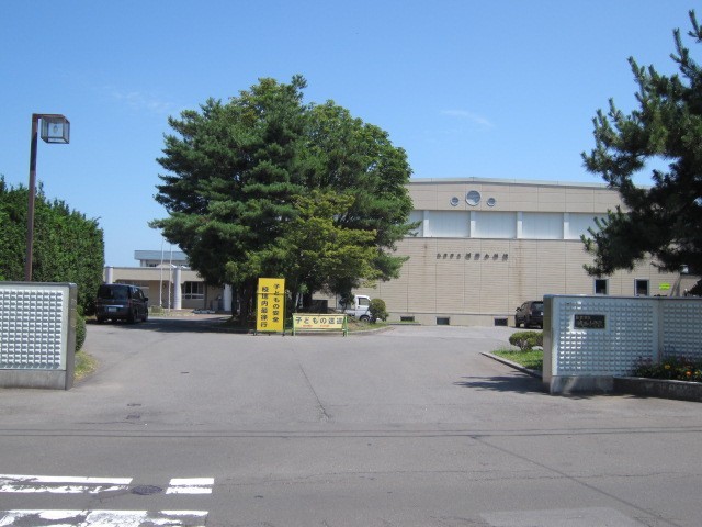 小学校　弘前市立城西小学校（小学校）まで811m