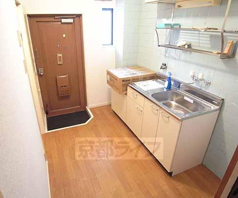 居室・リビング　お部屋から見たキッチンです