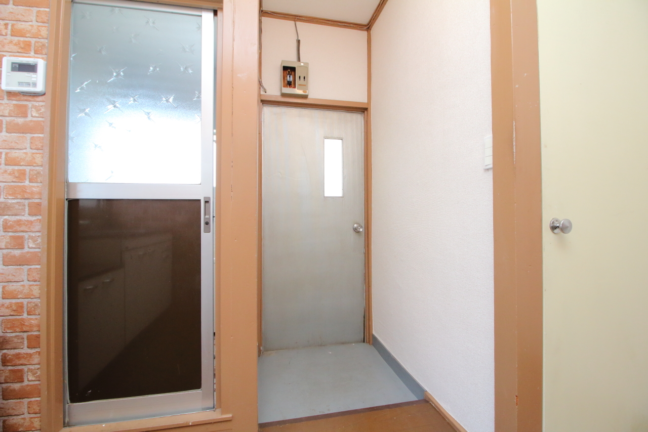 玄関　別のお部屋となります