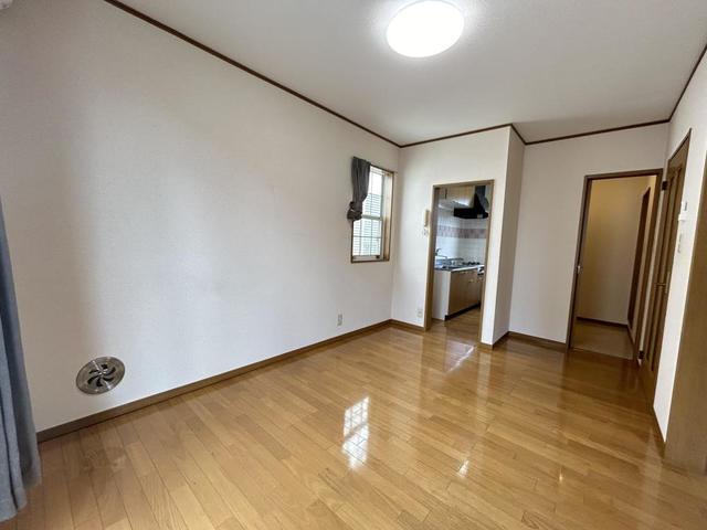 居室・リビング　反転タイプのお部屋の写真です。