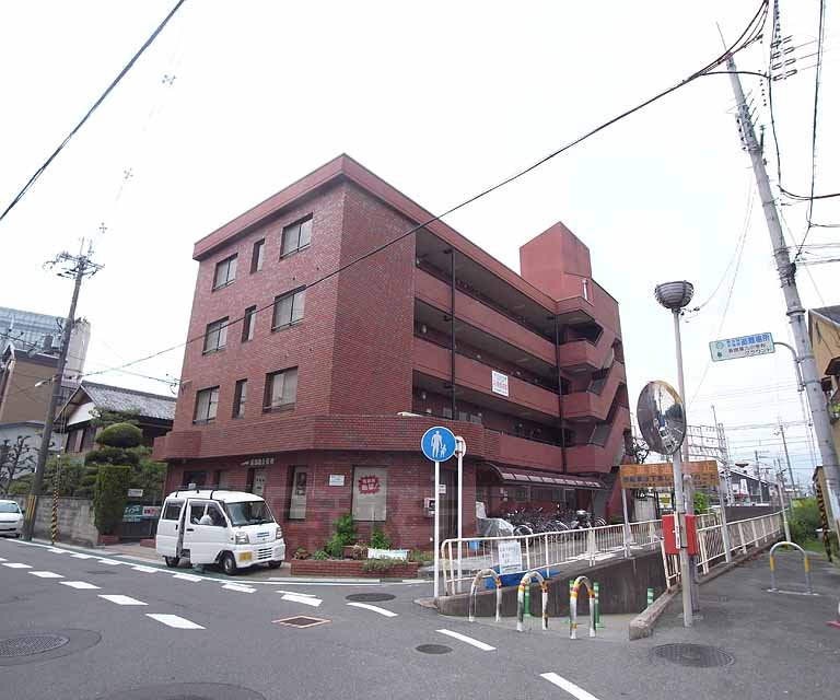 建物外観　赤茶の色が特徴的なマンションです！